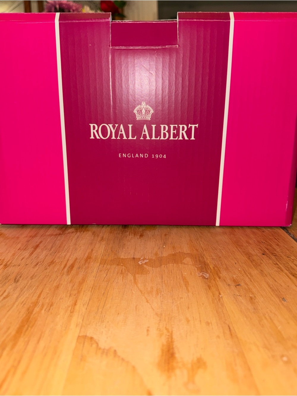 Royal Albert Bright Pink and White Decorative‎ Gift Box